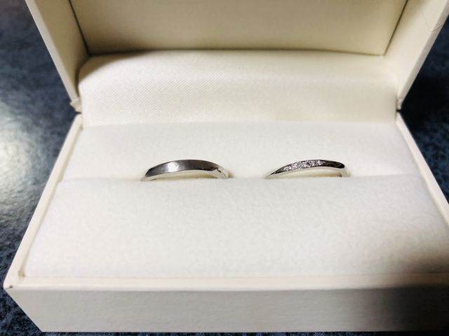 左は男性用でダイヤなし。
右は女性用でダイヤあり。