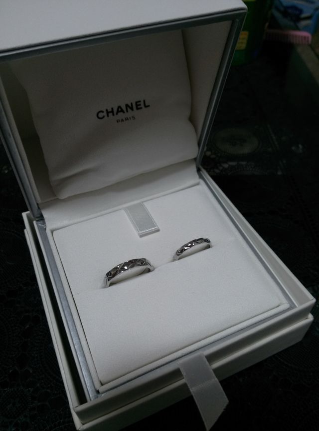 ダイヤは入っていませんが、指輪に柄が入っています。