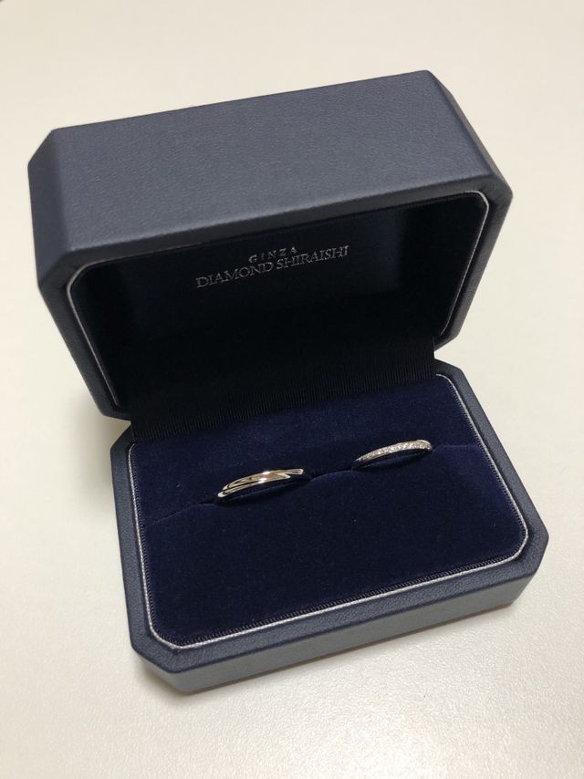 右側が女性用でダイヤモンド入り、左側が男性用です