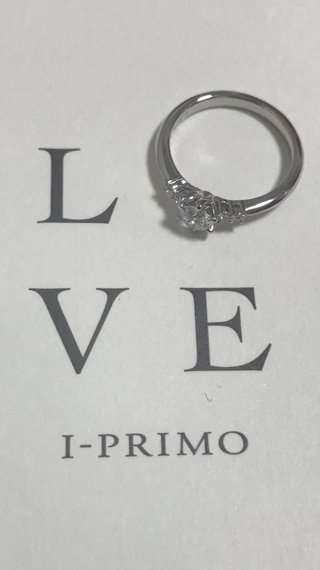 直接のリングにサイドにダイヤが二つずつ付いてます。