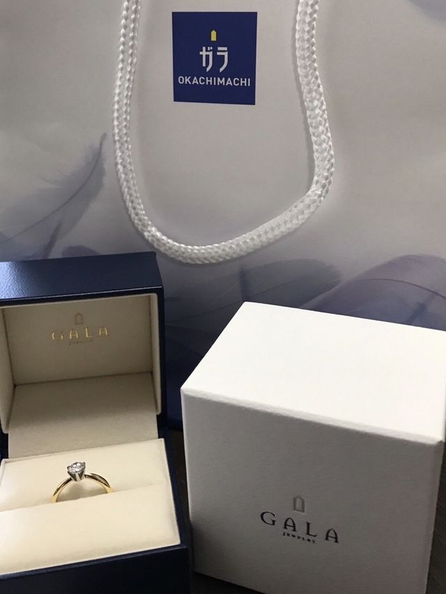 指輪のボックスと紙袋