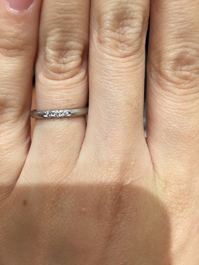 3粒のメレダイヤがついた指輪です