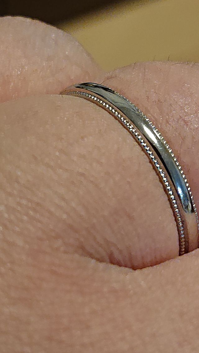 細くしても、丸みを持たせる加工と両端のドット加工で存在感あり