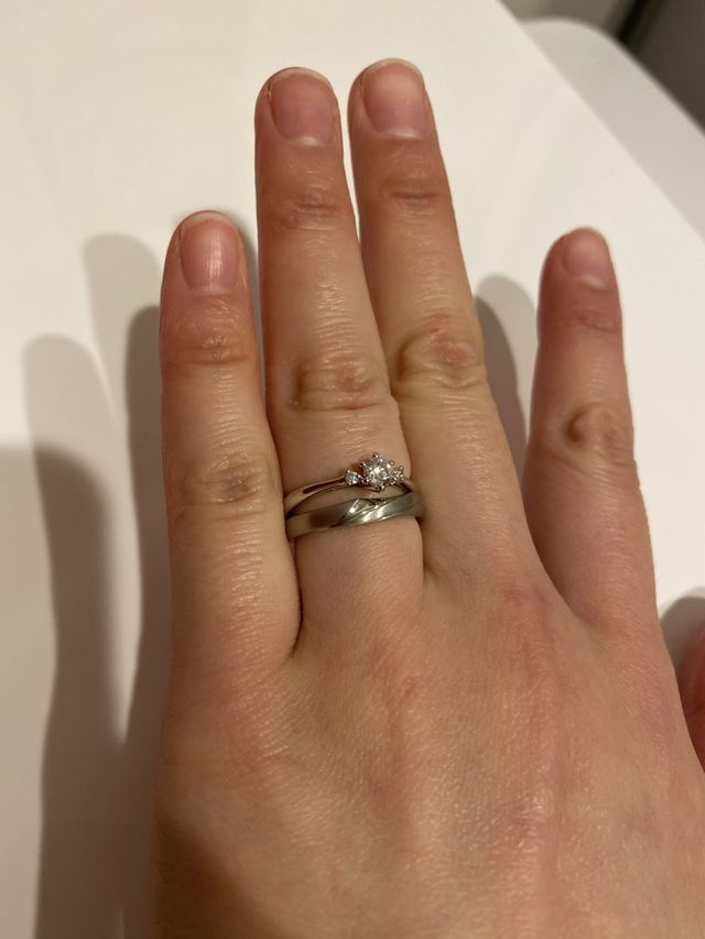 婚約指輪との相性や結婚指輪の向きを変えての着用など試しました