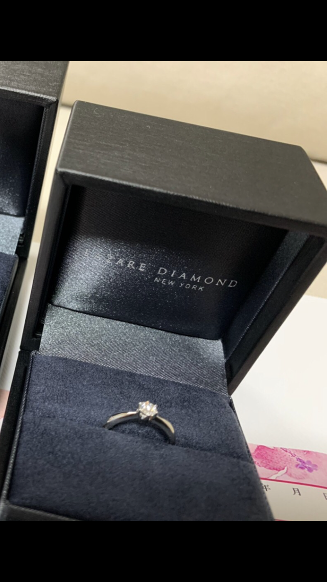 ストレートラインで、ダイヤの周りは細いため指が細くみえます。