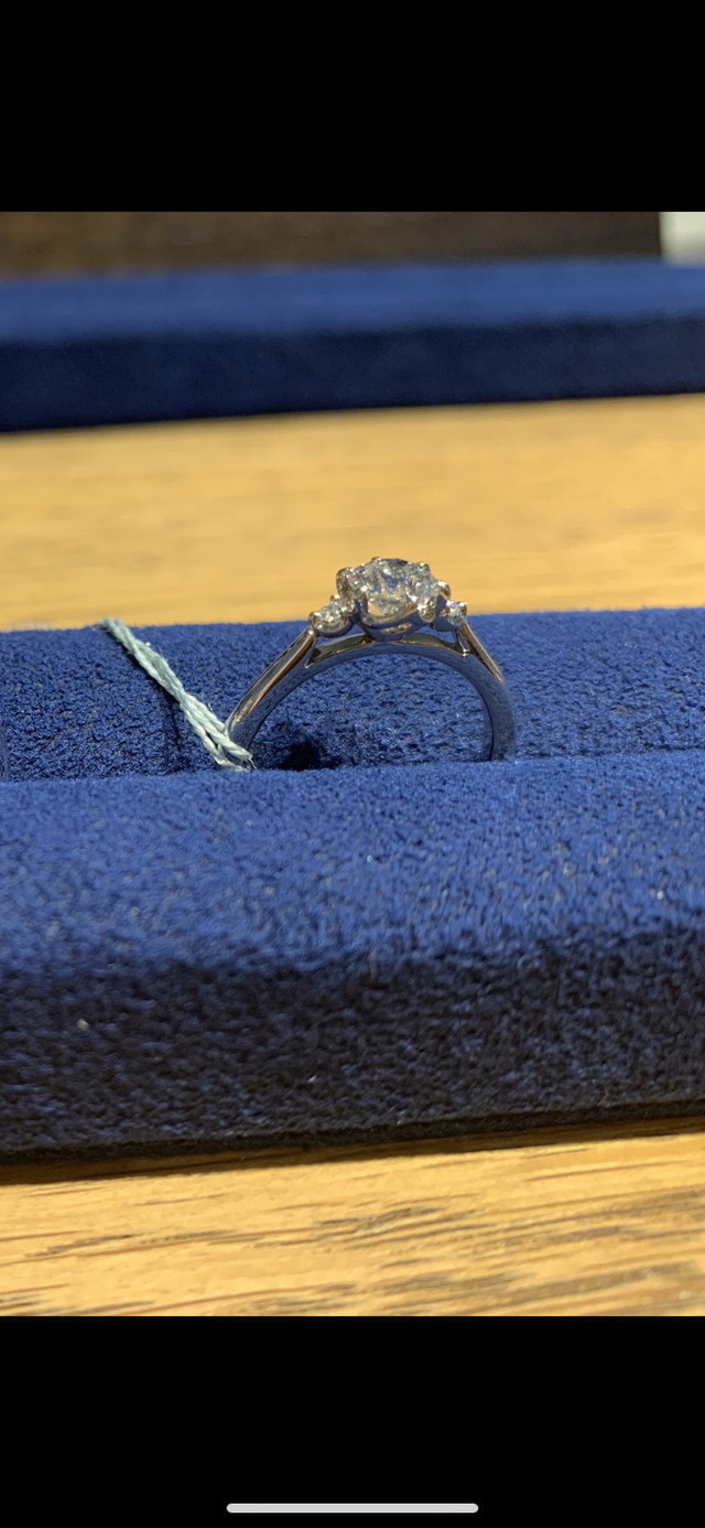 3連のダイヤモンドが斜めラインに並んでいます。