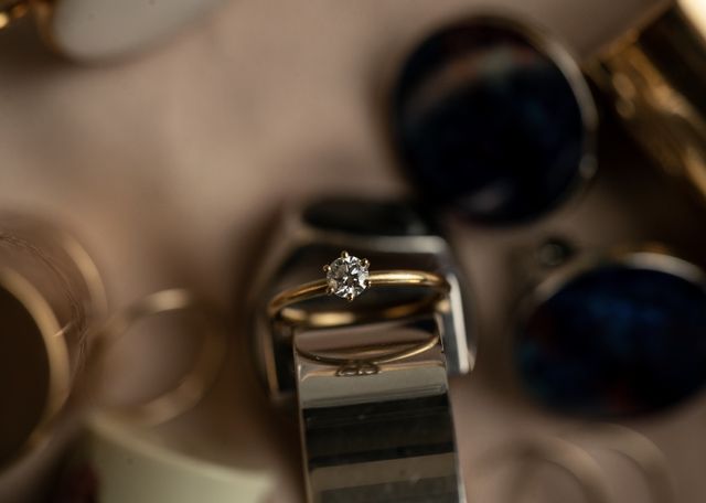 華奢なゴールドのアームに一粒ダイヤの婚約指輪です。