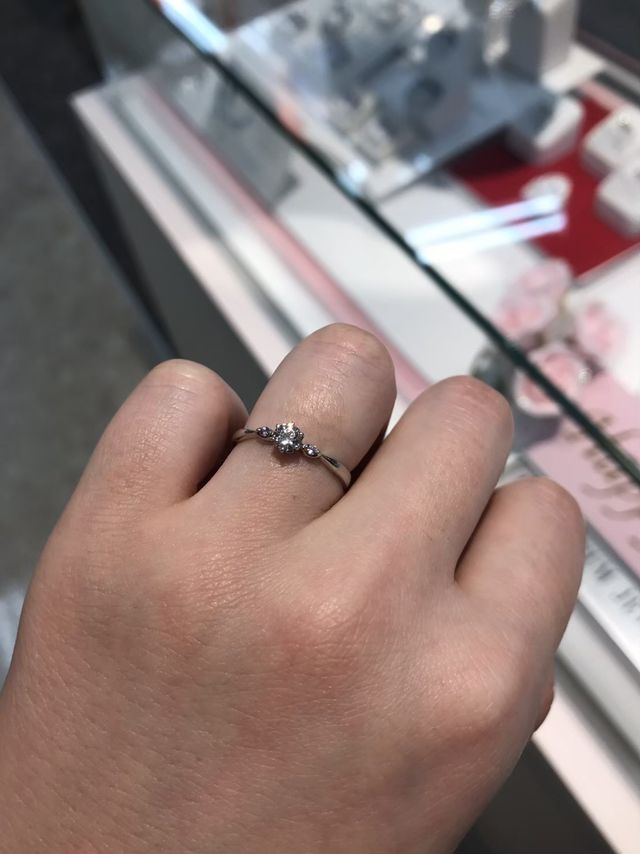 センターダイヤモンドと両サイドにダイヤモンドがついています。