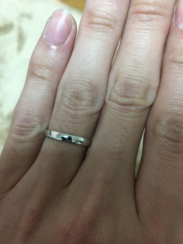 平打ち、中央にブラックダイヤモンドを入れました。