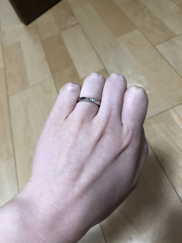 ブシュロンのファセット、ダイヤ入りになります。着用時。