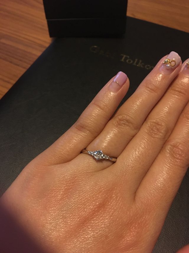 婚約指輪です