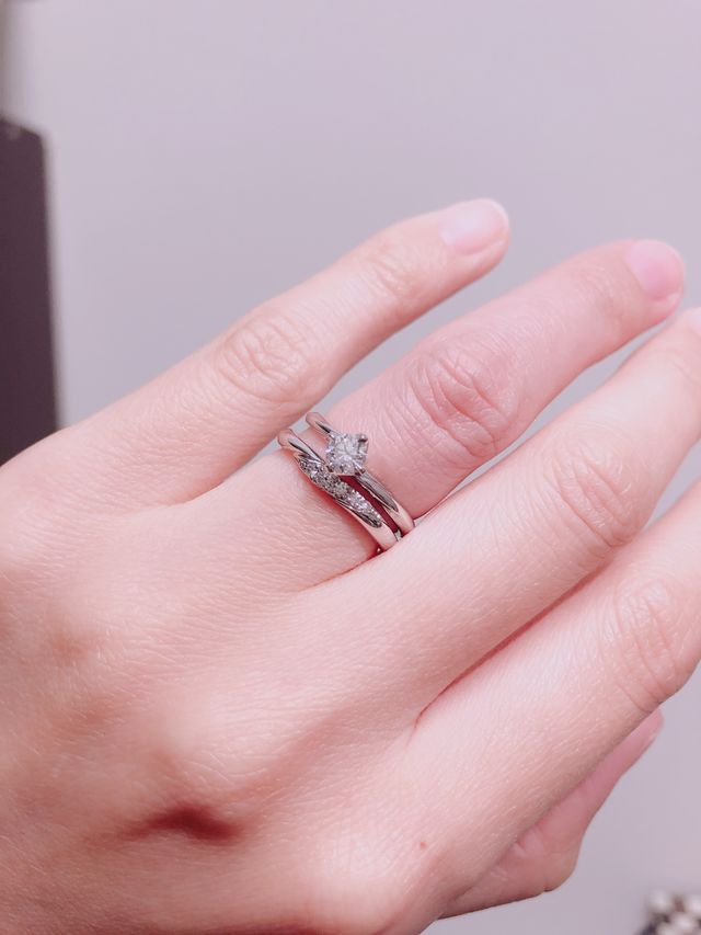 イリュミティという結婚指輪とセットリングの婚約指輪です。