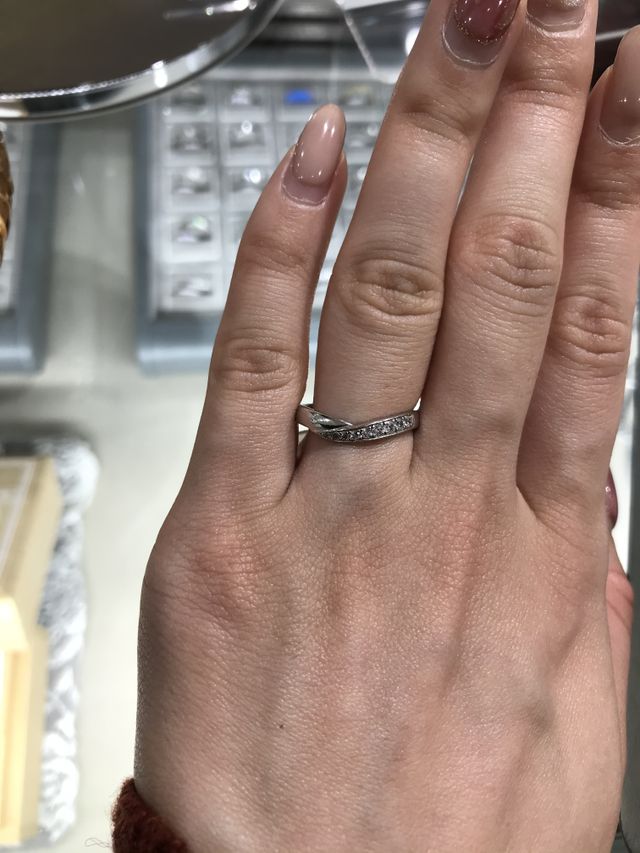 片側にダイヤがついていてV字になっている指輪です