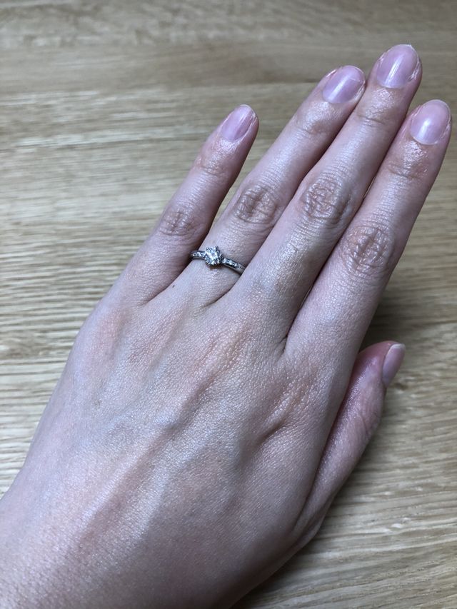 白っぽく輝くダイヤに惹かれて選びました。