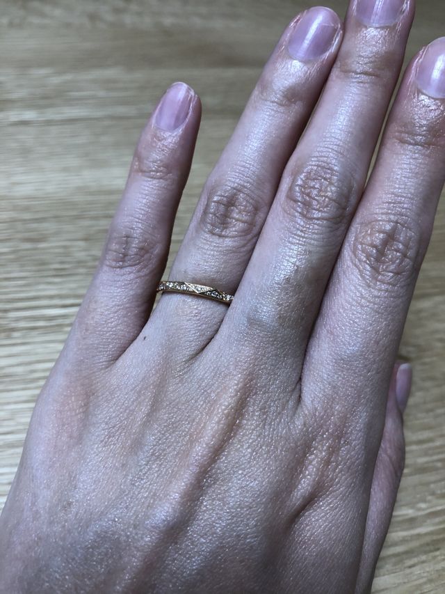 ピンクゴールドにダイヤが散りばめられているデザインです。