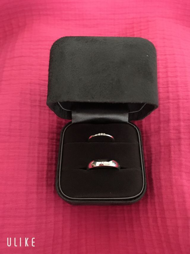 主人のものは太め。私のは細めでダイヤが入っています。