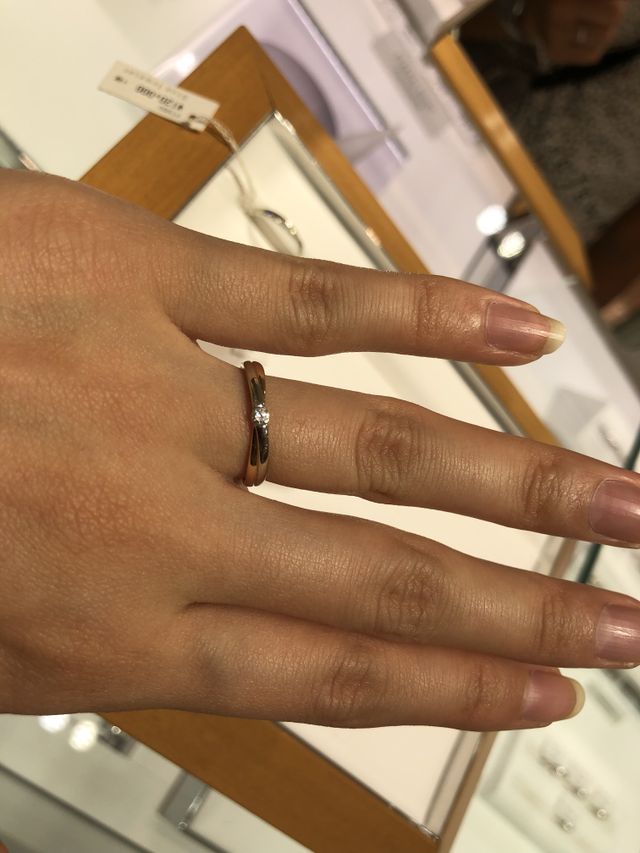 ダイヤが真ん中にあるデザイン性のある指輪です