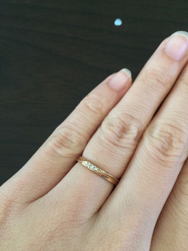 ピンクゴールドの指輪です。