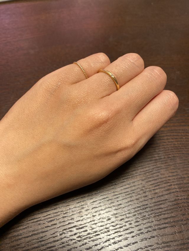 細いゴールドのリングで、ダイヤが一粒入っています。