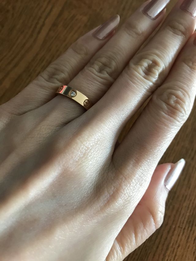 カルティエの婚約指輪の着用写真です。