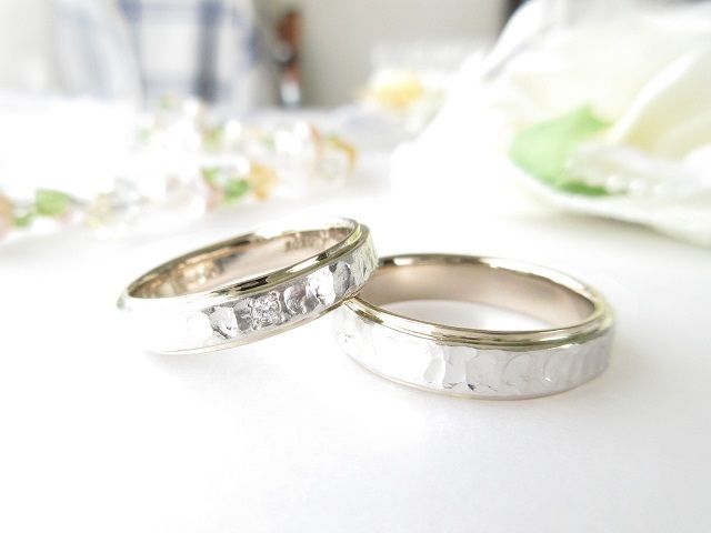 プラチナとシャンパンゴールドのリングです。