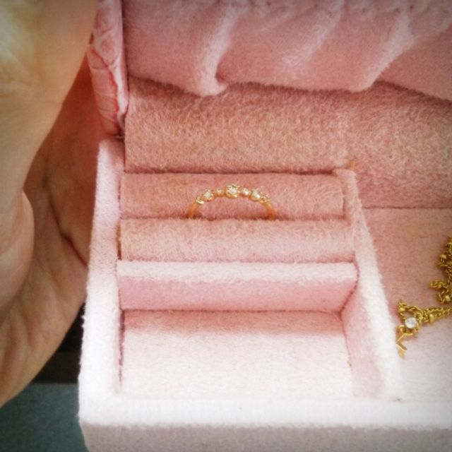 ピンクゴールドにダイヤが並んだシンプルな感じです。