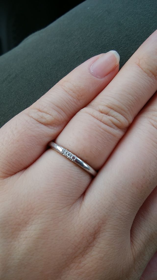 三つの小さなダイヤモンドがキラキラしてキレイです。