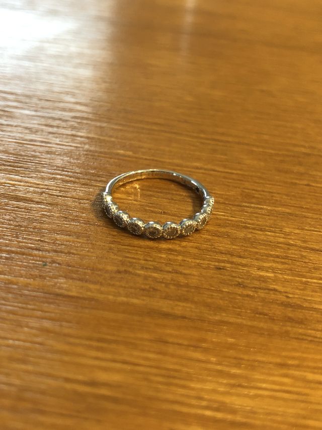 ダイヤが半周付いています。
