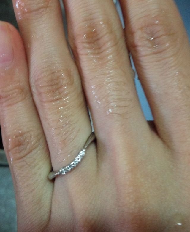 女性側の指輪写真です。はめた状態です。