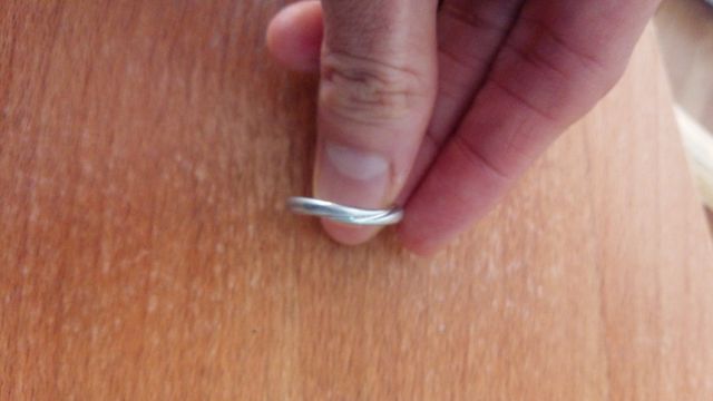 男性側の指輪写真です。はめるとわかりにくいので外してあります