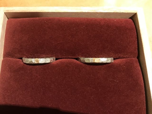 プラチナにブラウンゴールドでワンポイント+石地