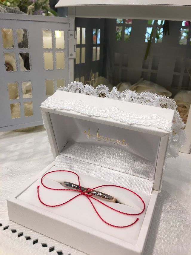 可愛らしいボックス入りの結婚指輪