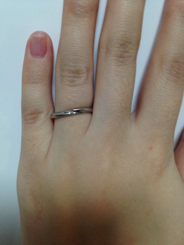 細めのデザインで中央にに小さなピンクダイヤが入っています。