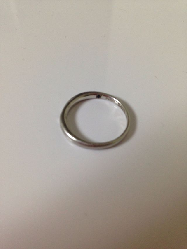 指輪の裏にサービスで、青い小さな石と刻印をして頂きました。