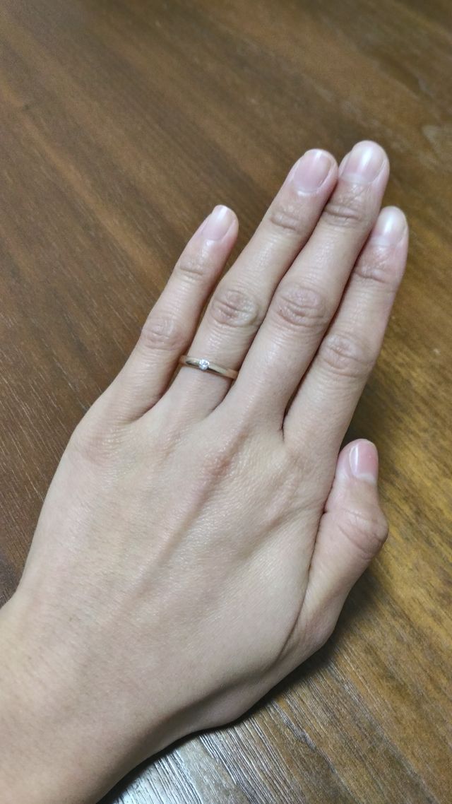 ピンクゴールドを選びました。肌の色にも合い気に入っています。