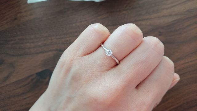 デザインは「花雪(はなゆき)」です。プラチナです。