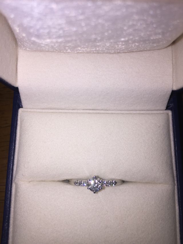 婚約指輪です。