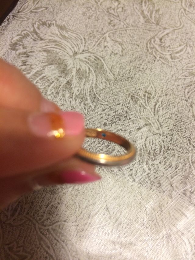 裏面には刻印とブルーダイヤが