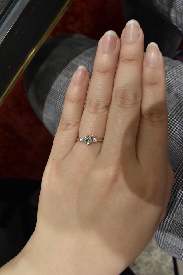 メレダイヤのリング（中央の石は本物のダイヤモンド）