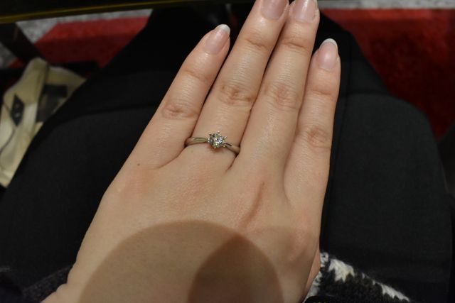 一番シンプルなリングに、本物のダイヤモンドを上に乗せた状態