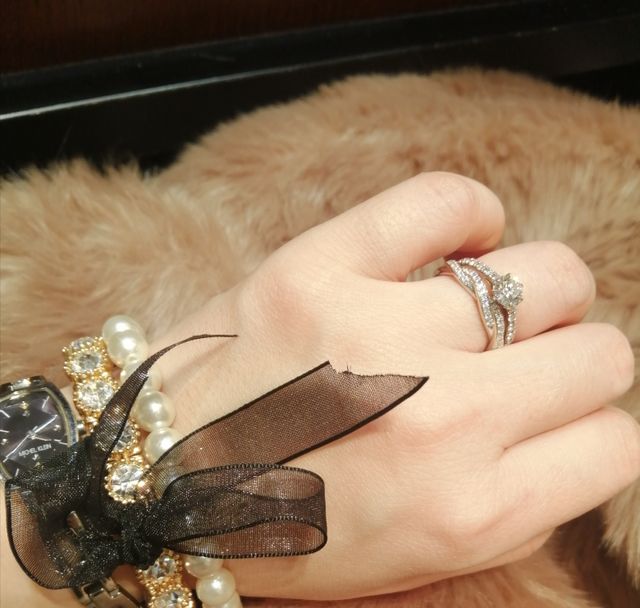 婚約指輪と重ねづけしてみて相性がばっちり！ねじねじかわいい♡