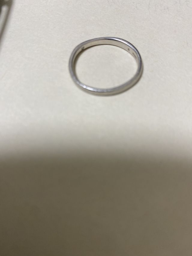 男性用の指輪はスタイリッシュなデザインです。