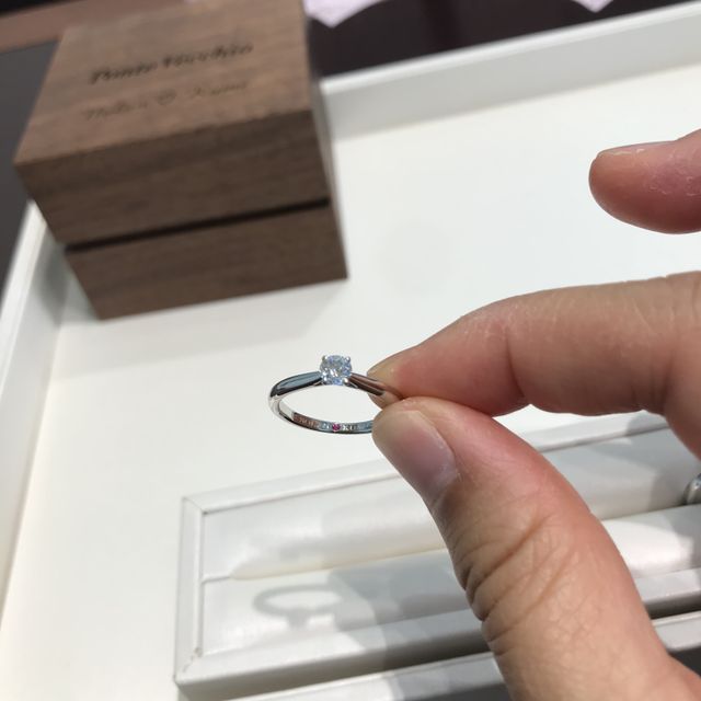 内側に名前とルビーを刻印して貰った婚約指輪が完成しました。