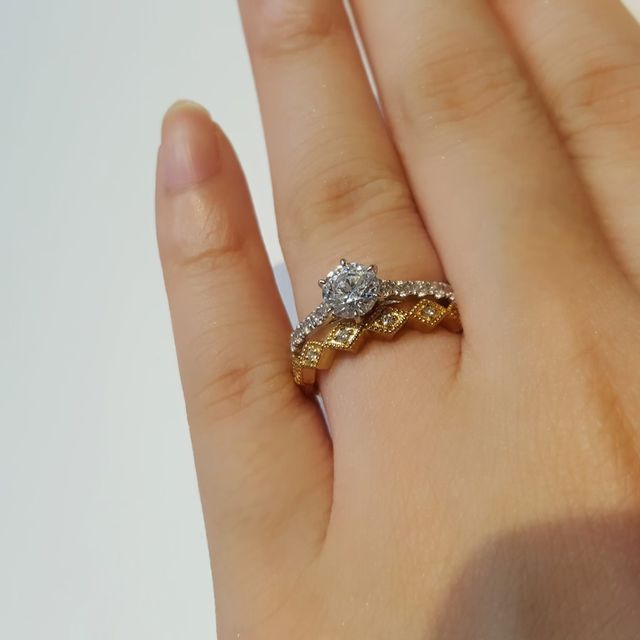 うっとりするような圧倒的に大きいセンターダイヤモンド