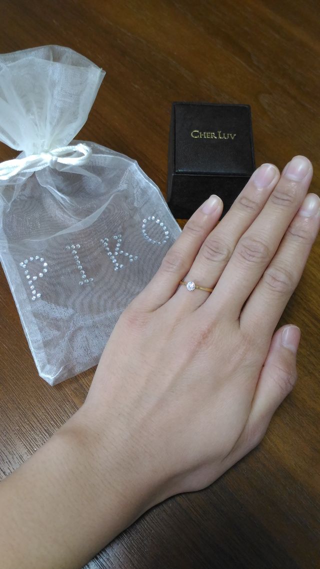 細めのリングが華奢でダイアモンドを素敵に見せてくれます。