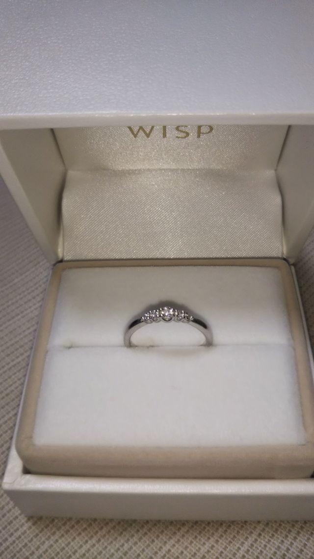 細めで指を綺麗に見せてくれるデザイン