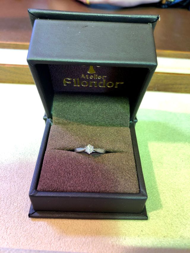 マリッジリングとの組み合わせを考え、シンプルなデザインに。