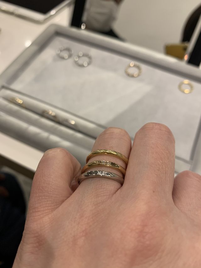 ゴールドの色が豊富で、とても迷いました。