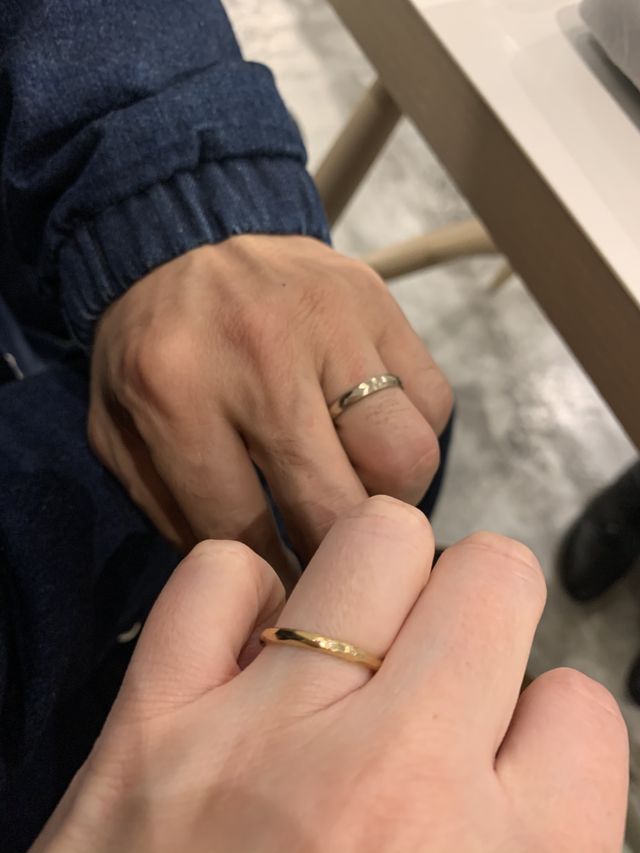 男性の指輪もとてもデザインが印象的です。