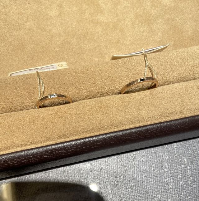 同デザインの男性用はブラックダイヤモンドが使用されています。